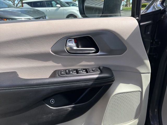 Used 2018 Chrysler Pacifica Touring-L FWD image 24