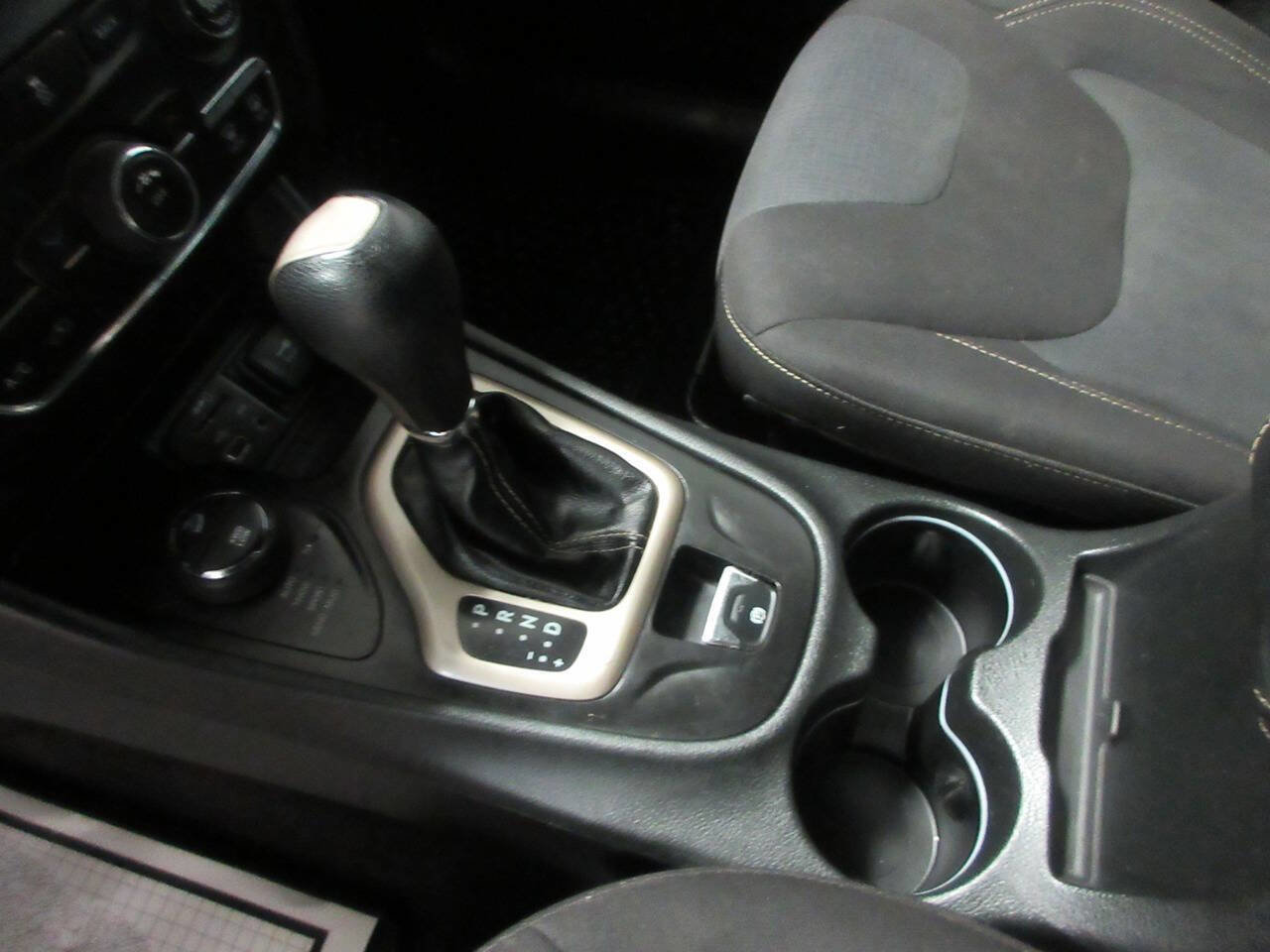 Used 2016 Jeep Cherokee Latitude w/ Cold Weather Group AWD/4WD image 20