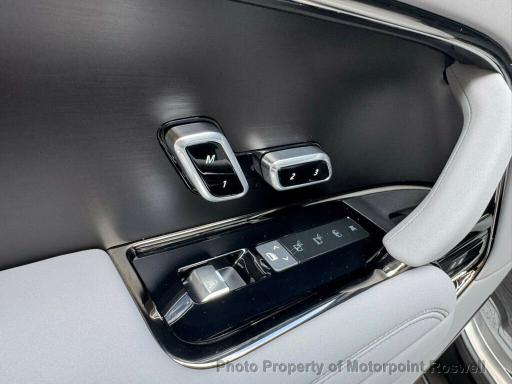 Used 2025 Land Rover Range Rover SV image 17