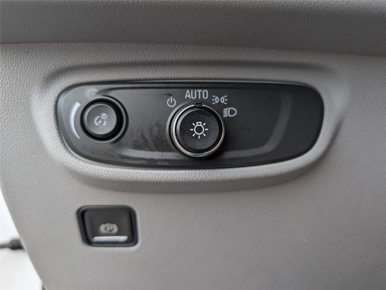Used 2024 GMC Terrain SLE FWD image 25
