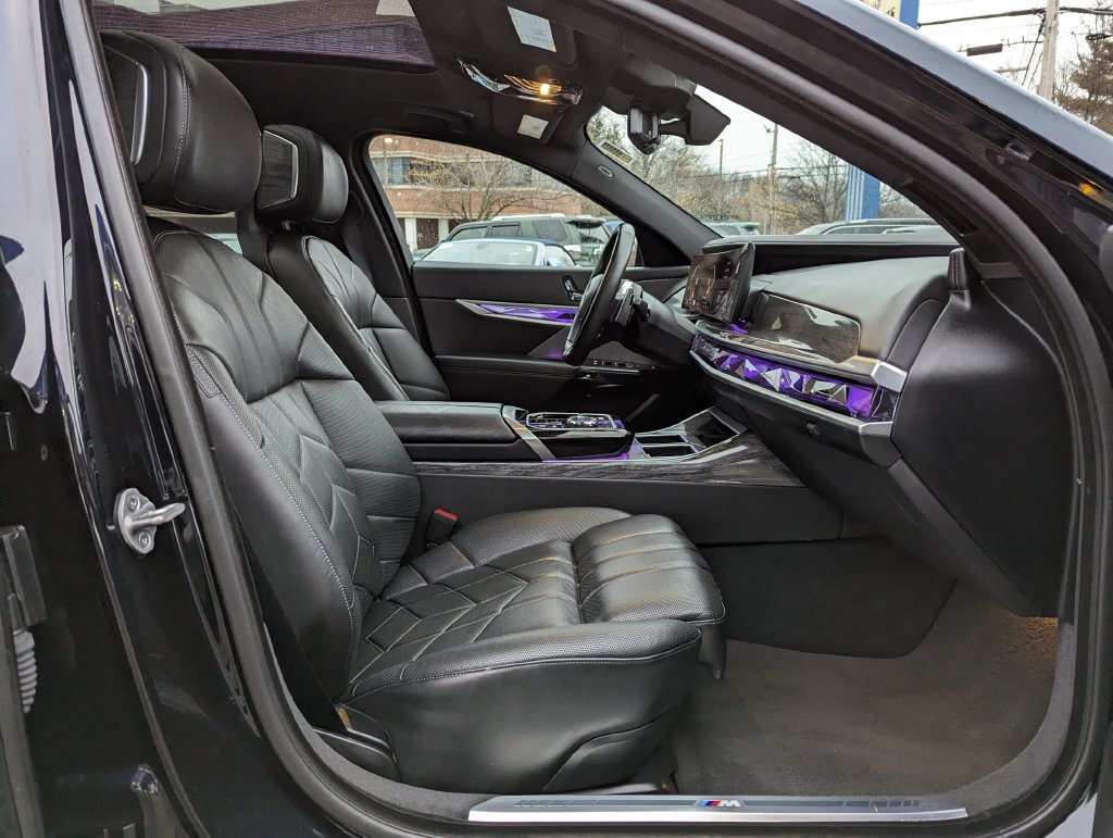 Used 2023 BMW 760i xDrive AWD/4WD image 32