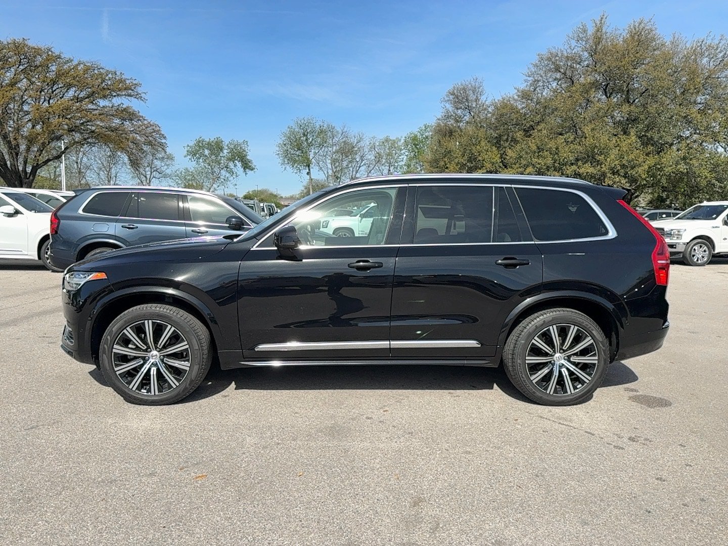 Used 2023 Volvo XC90 B5 Plus w/ Protection Package AWD/4WD image 3