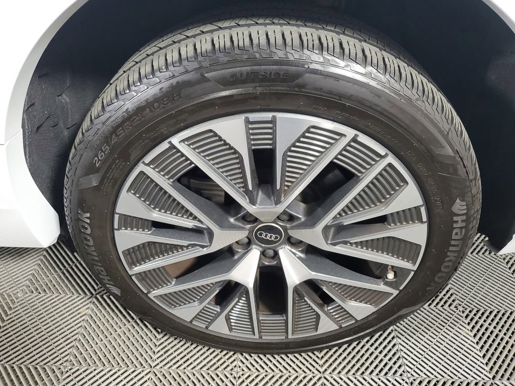 Used 2024 Audi Q8 e-tron Premium Plus image 10