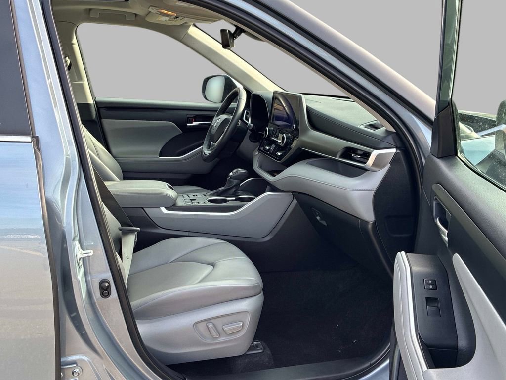 Used 2024 Toyota Highlander XLE image 9