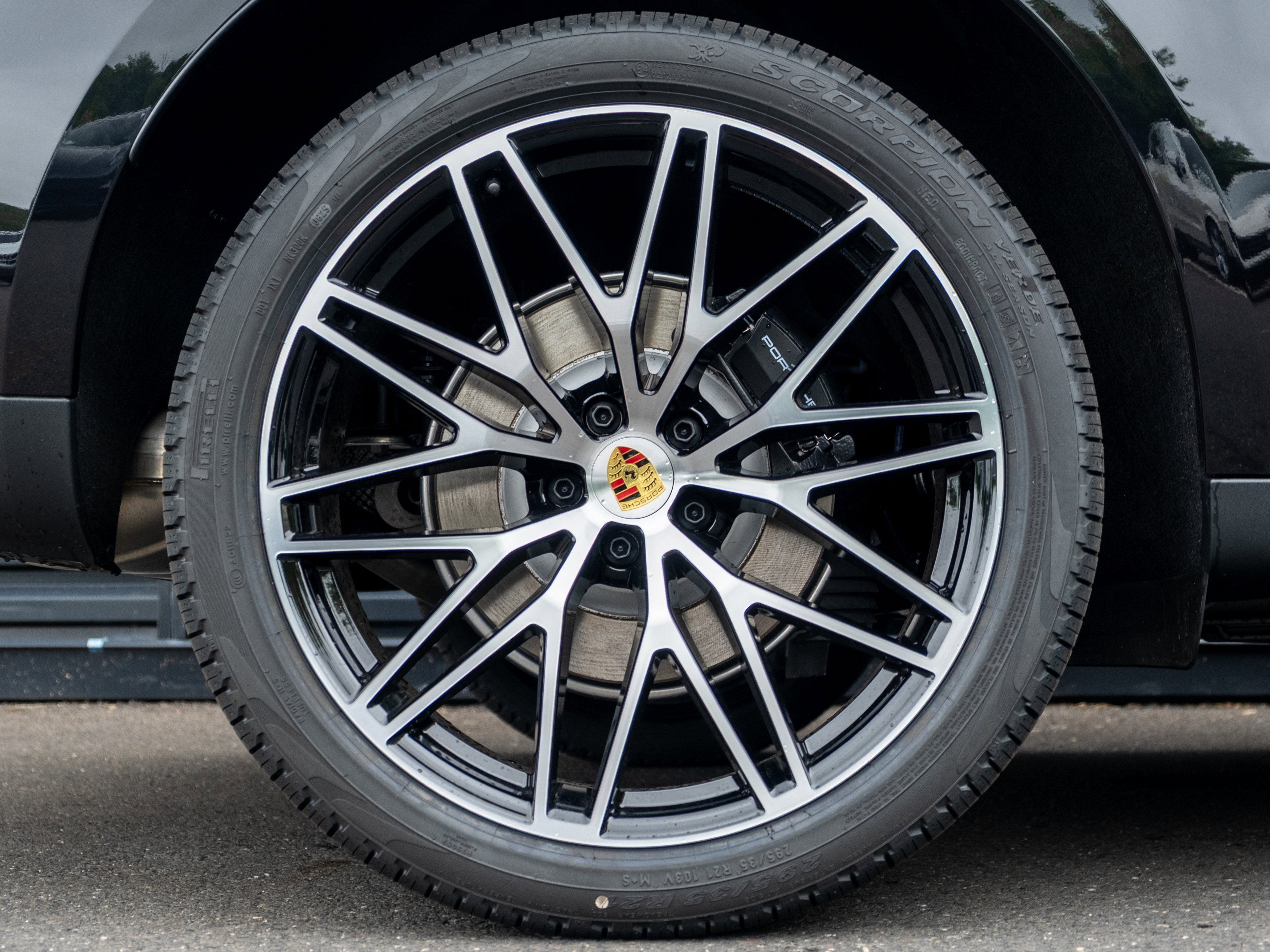 Certified 2025 Porsche Macan image 14