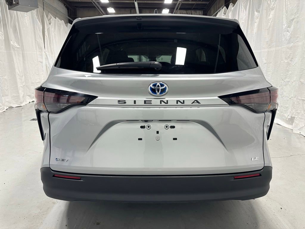 Used 2025 Toyota Sienna LE FWD image 6