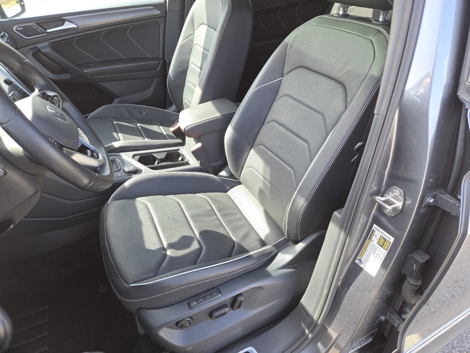 Used 2022 Volkswagen Tiguan SEL R-Line image 25