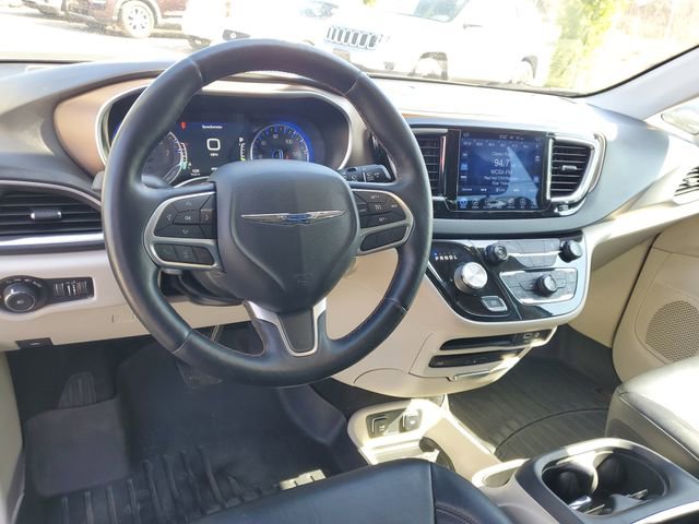 Used 2017 Chrysler Pacifica Touring-L Plus w/ Tire & Wheel Group image 15