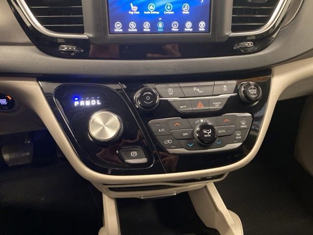 Used 2020 Chrysler Pacifica Touring-L FWD image 13