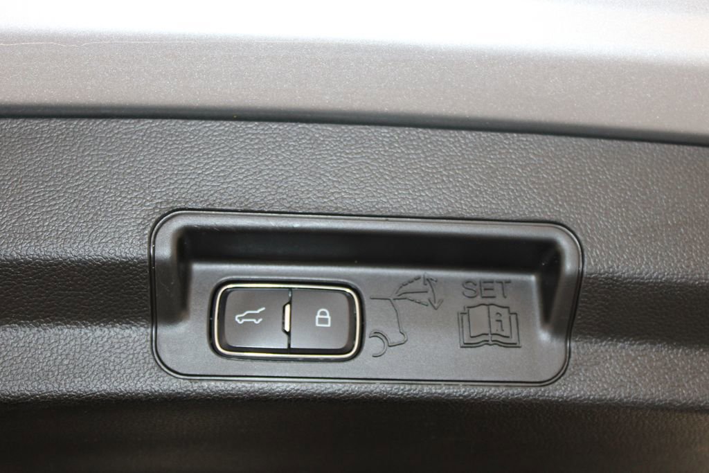 Used 2020 Ford Explorer XLT w/ Comfort Package RWD image 29