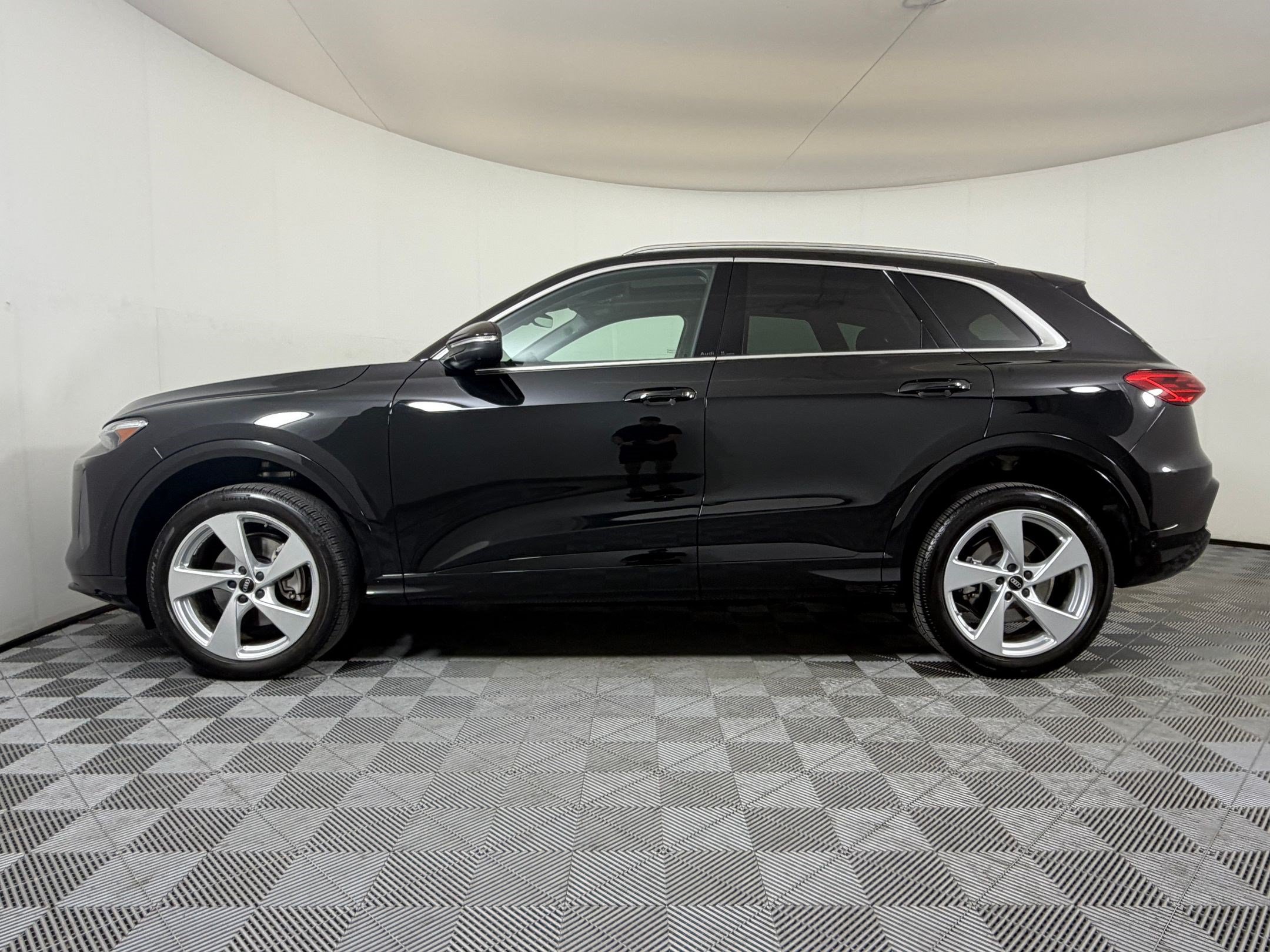 Certified 2025 Audi Q5 Premium AWD/4WD image 2