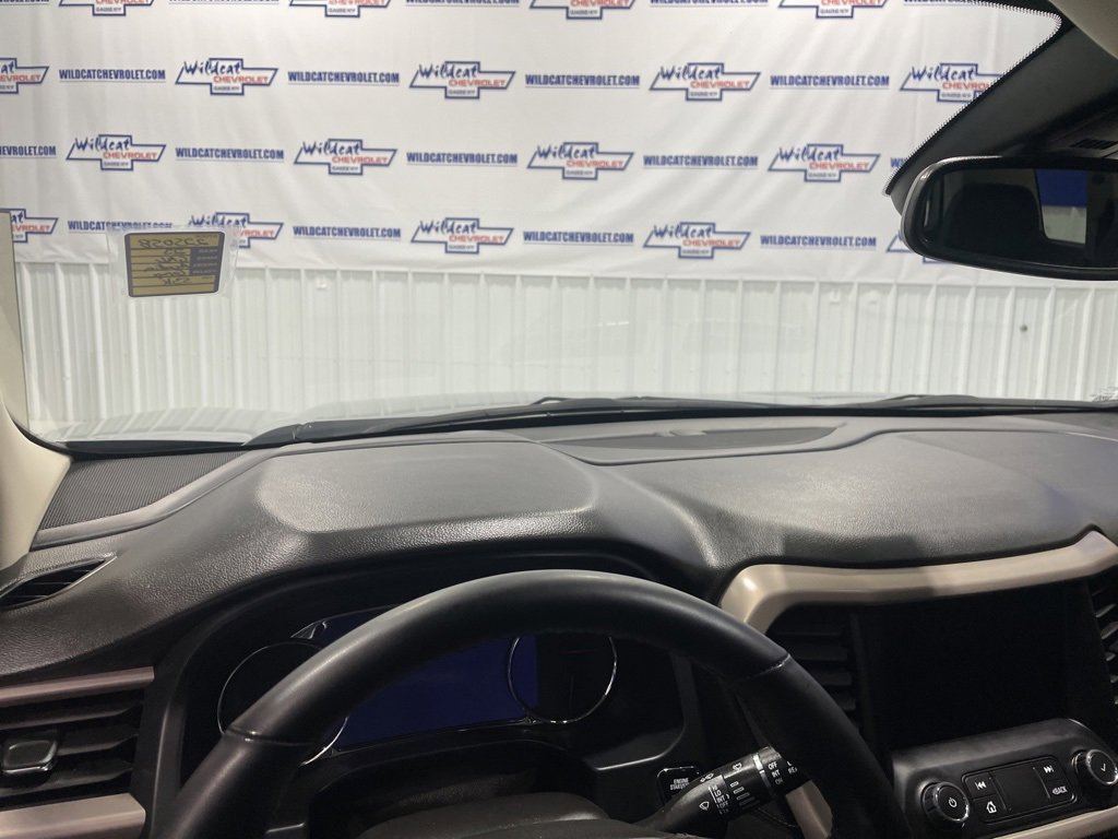 Used 2023 GMC Acadia Denali image 2