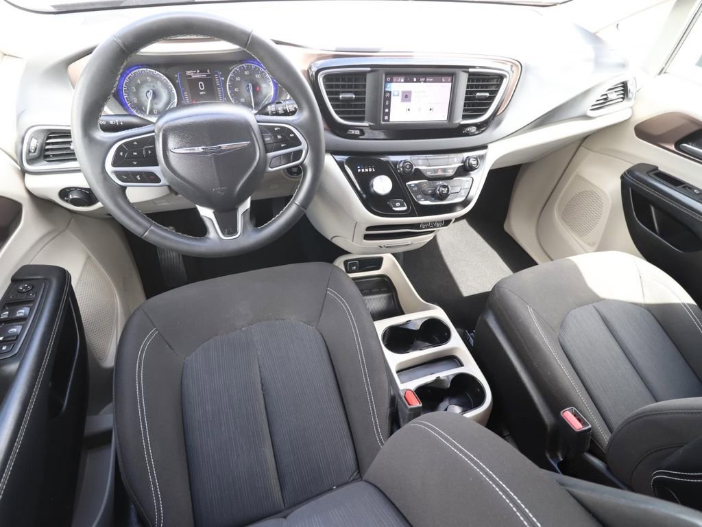 Used 2023 Chrysler Voyager LX image 2