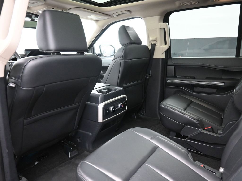Used 2022 Ford Expedition XLT image 2