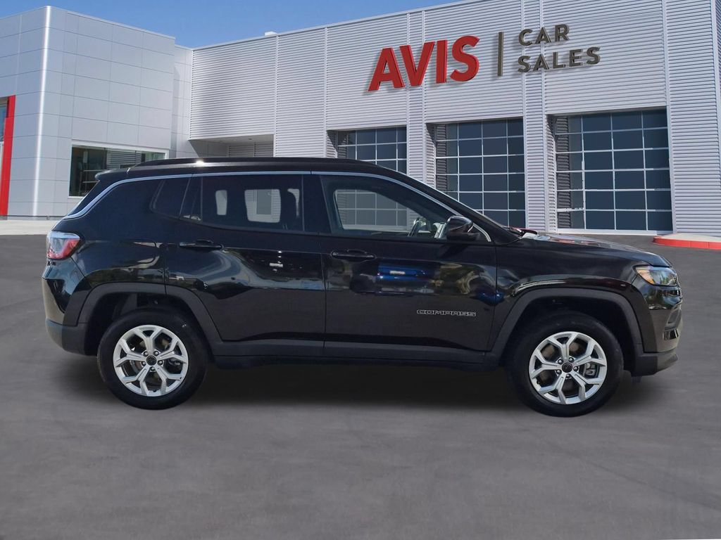 Used 2025 Jeep Compass Latitude w/ Sun & Sound Group AWD/4WD image 5