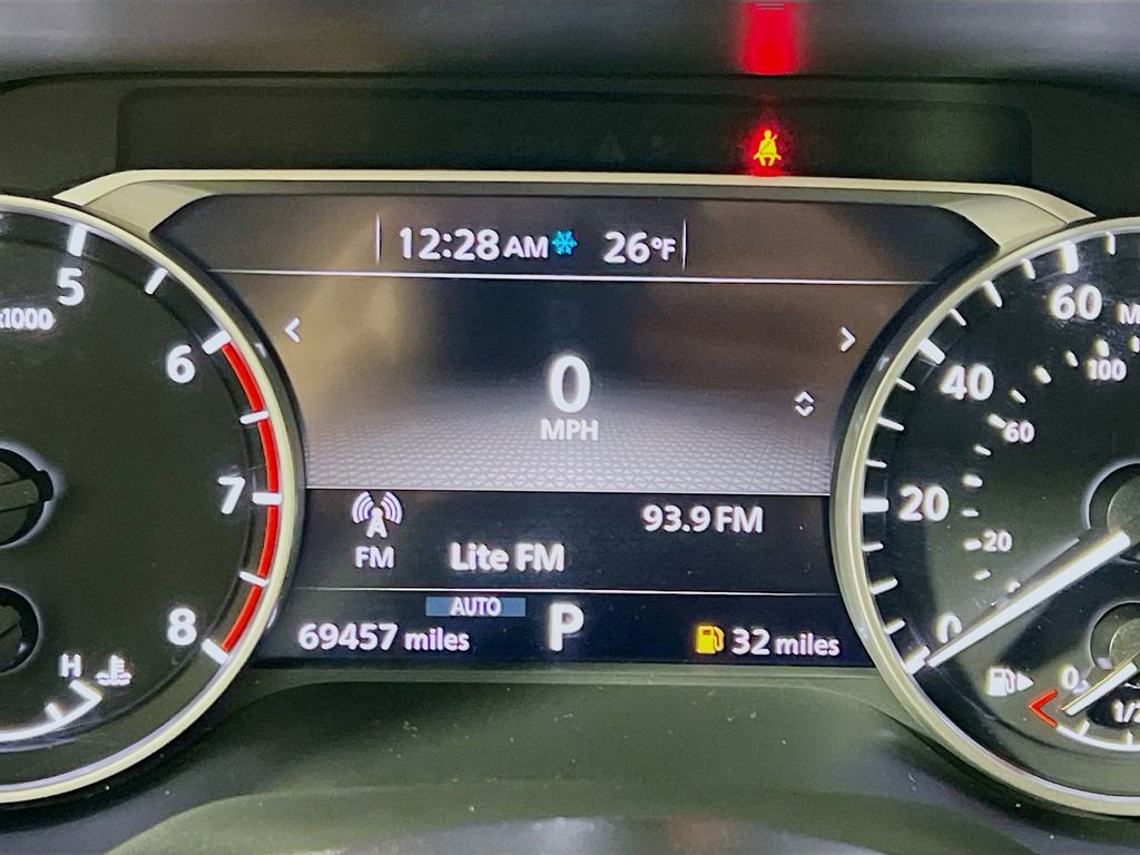 Used 2022 Nissan Rogue SV AWD/4WD image 12