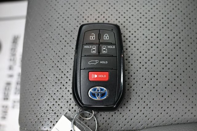 Used 2021 Toyota Sienna Limited FWD image 26