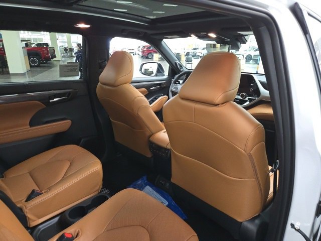 New 2026 Toyota Highlander Platinum image 11