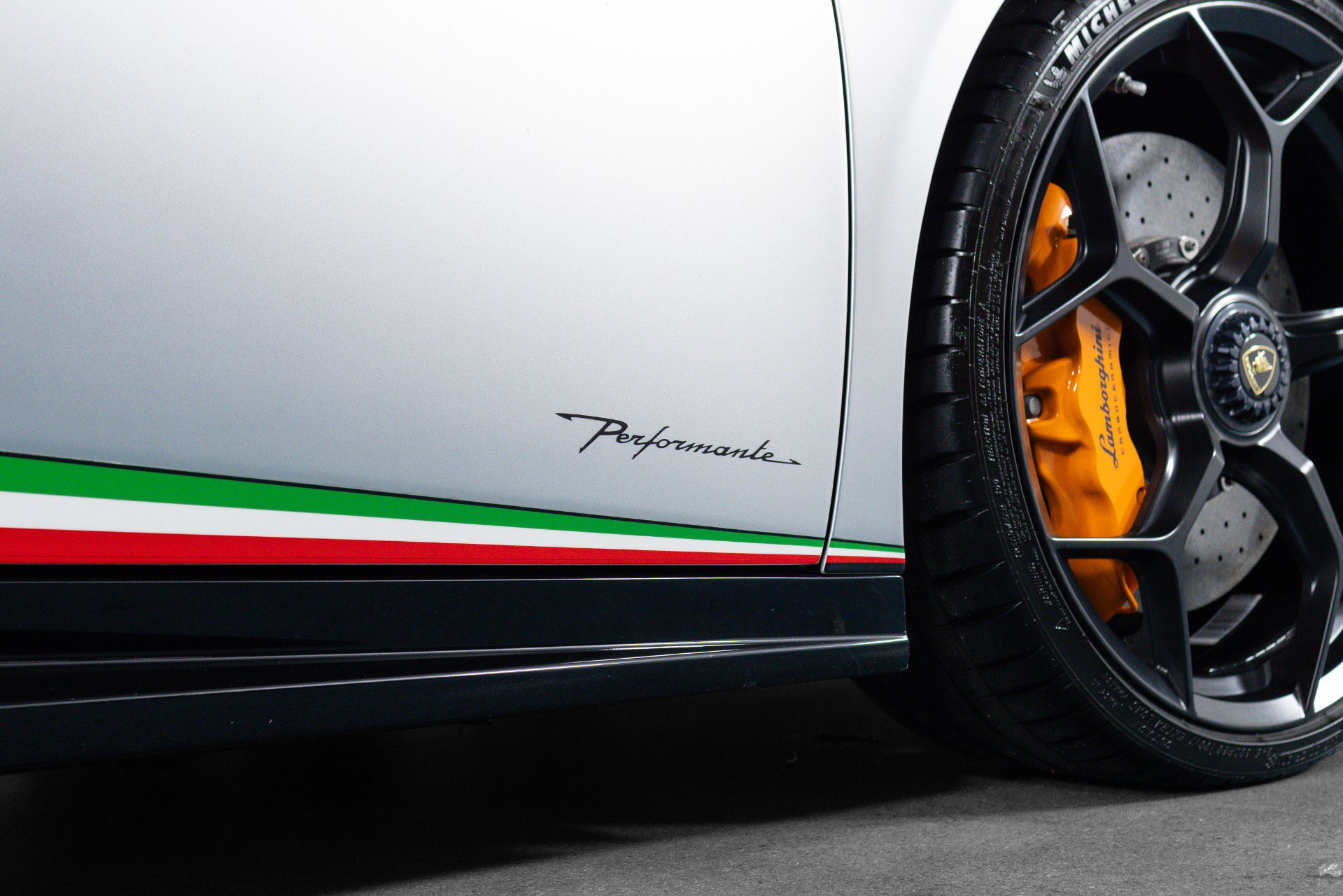 Used 2018 Lamborghini Huracan Performante AWD/4WD image 17