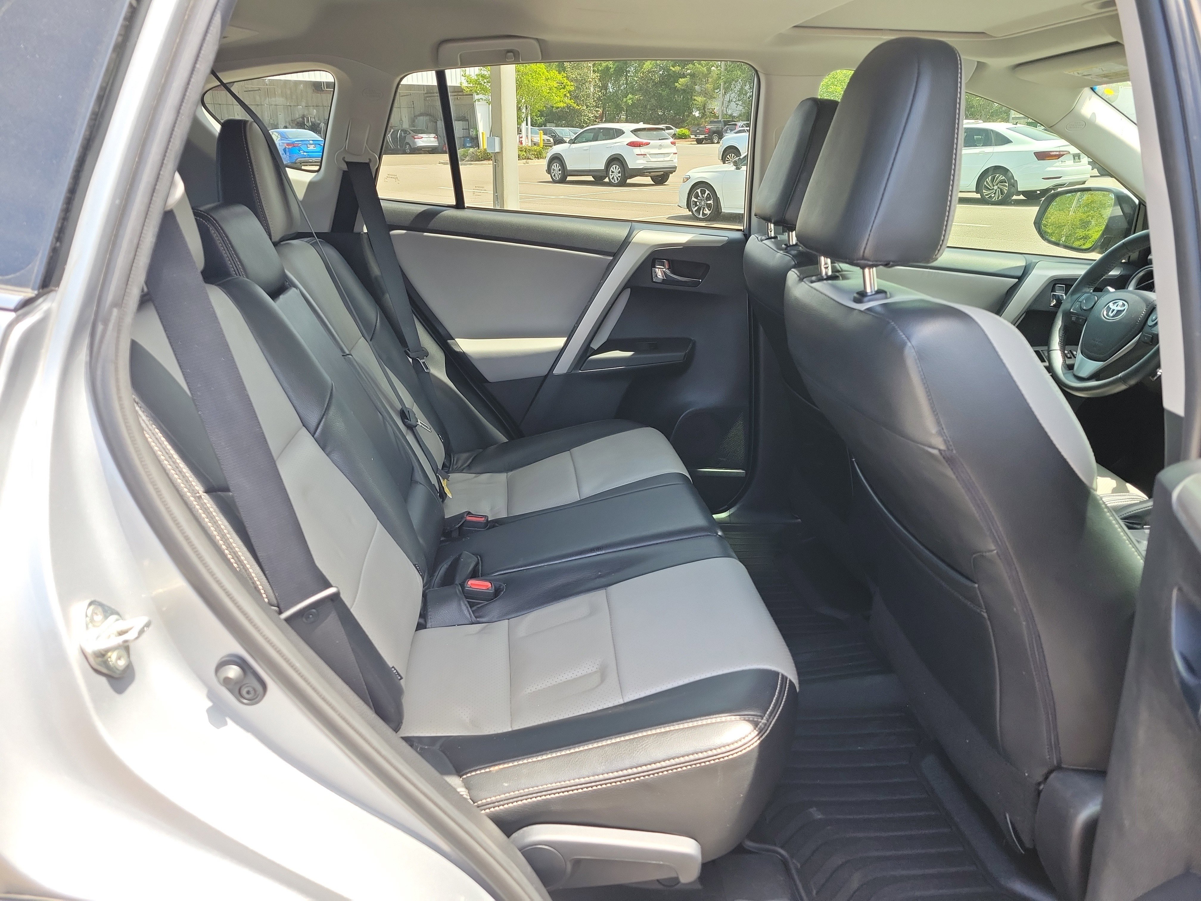 Used 2016 Toyota RAV4 XLE w/ Convenience Package image 10