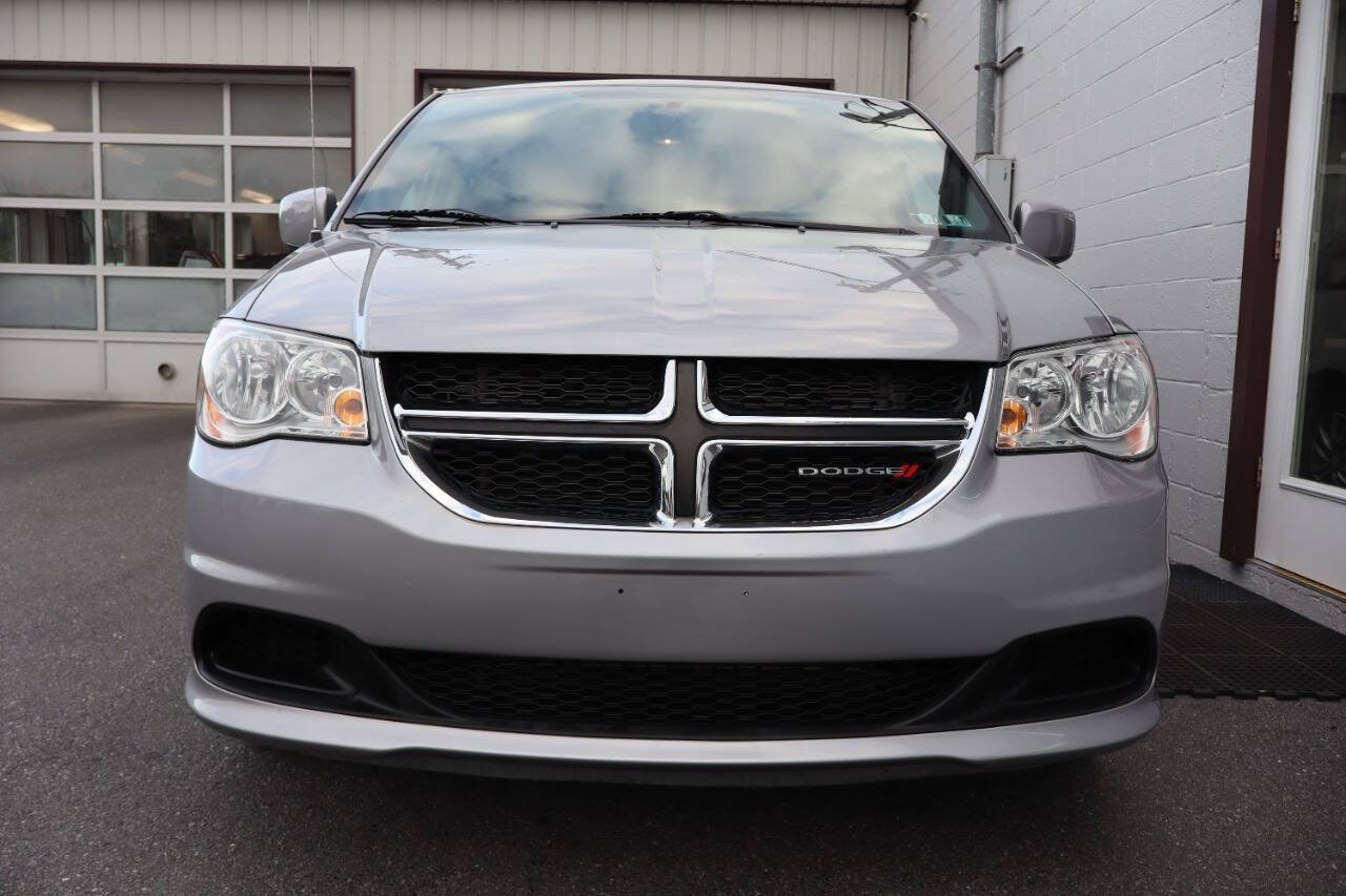 Used 2016 Dodge Grand Caravan SE FWD image 2