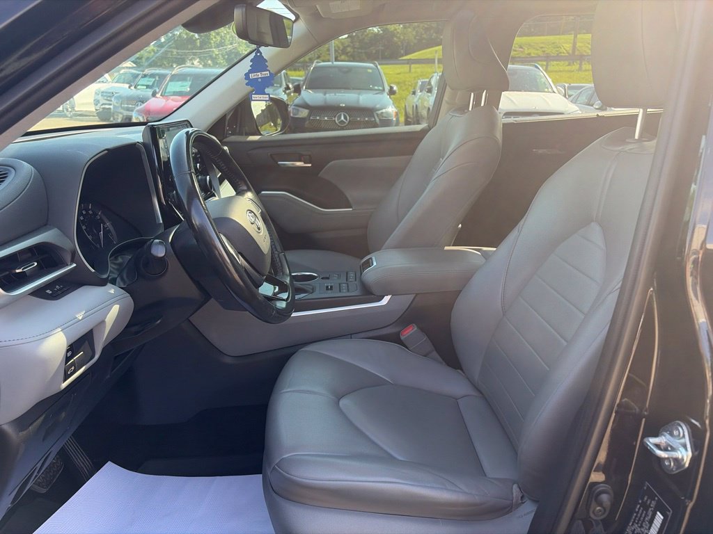 Used 2021 Toyota Highlander XLE AWD/4WD image 12