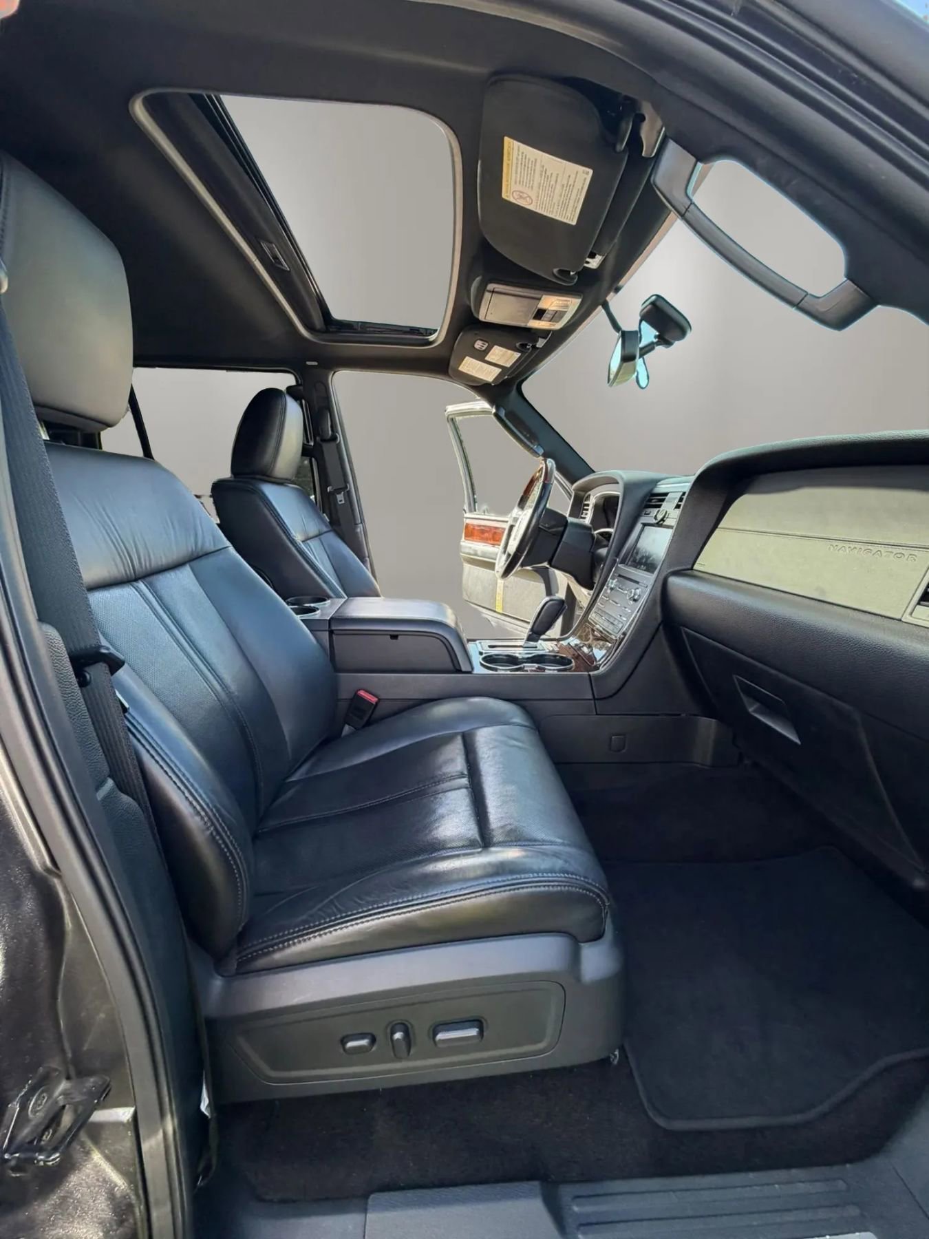 Used 2015 Lincoln Navigator L 4WD image 10