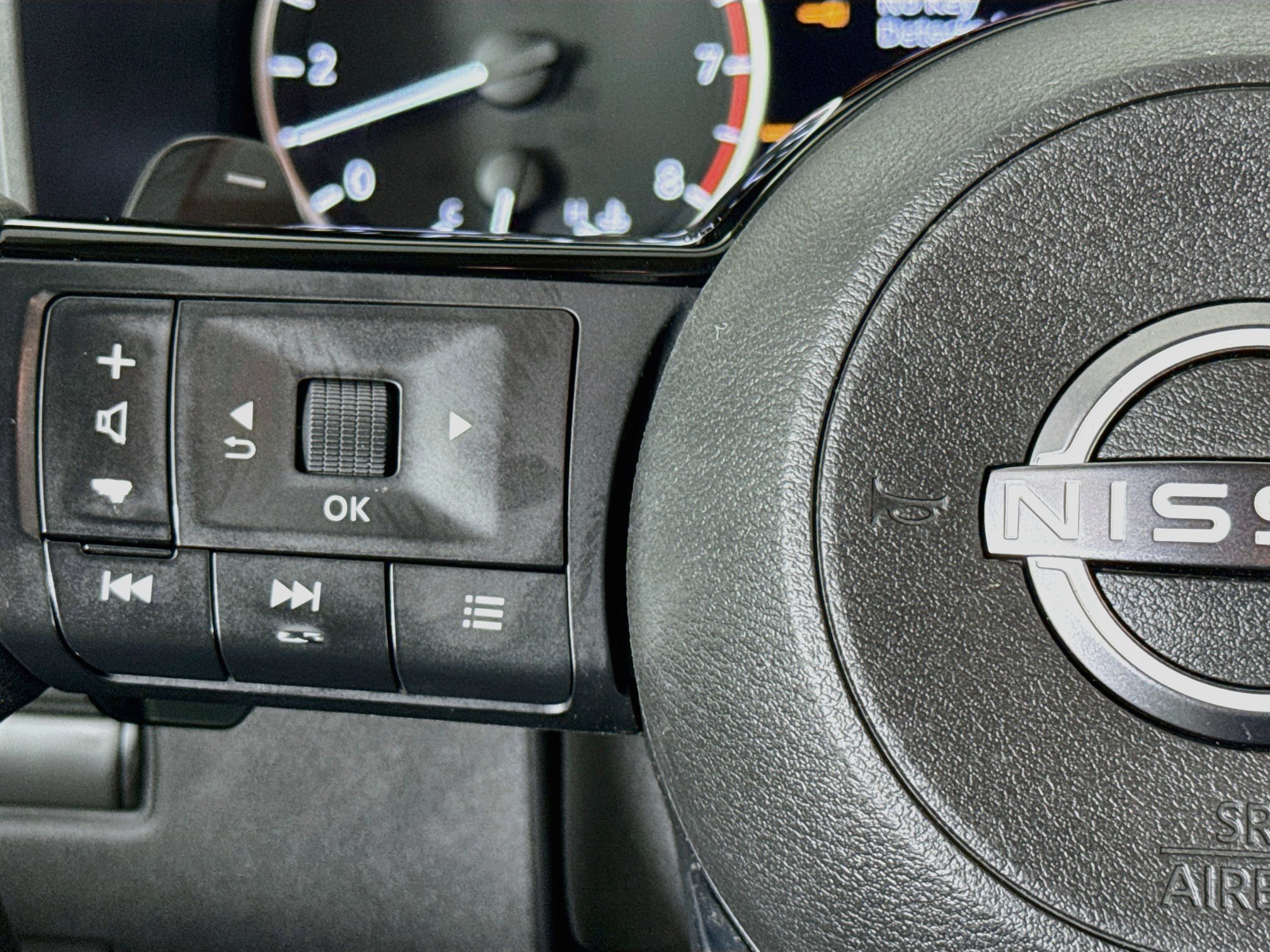 Used 2023 Nissan Rogue SV FWD image 11