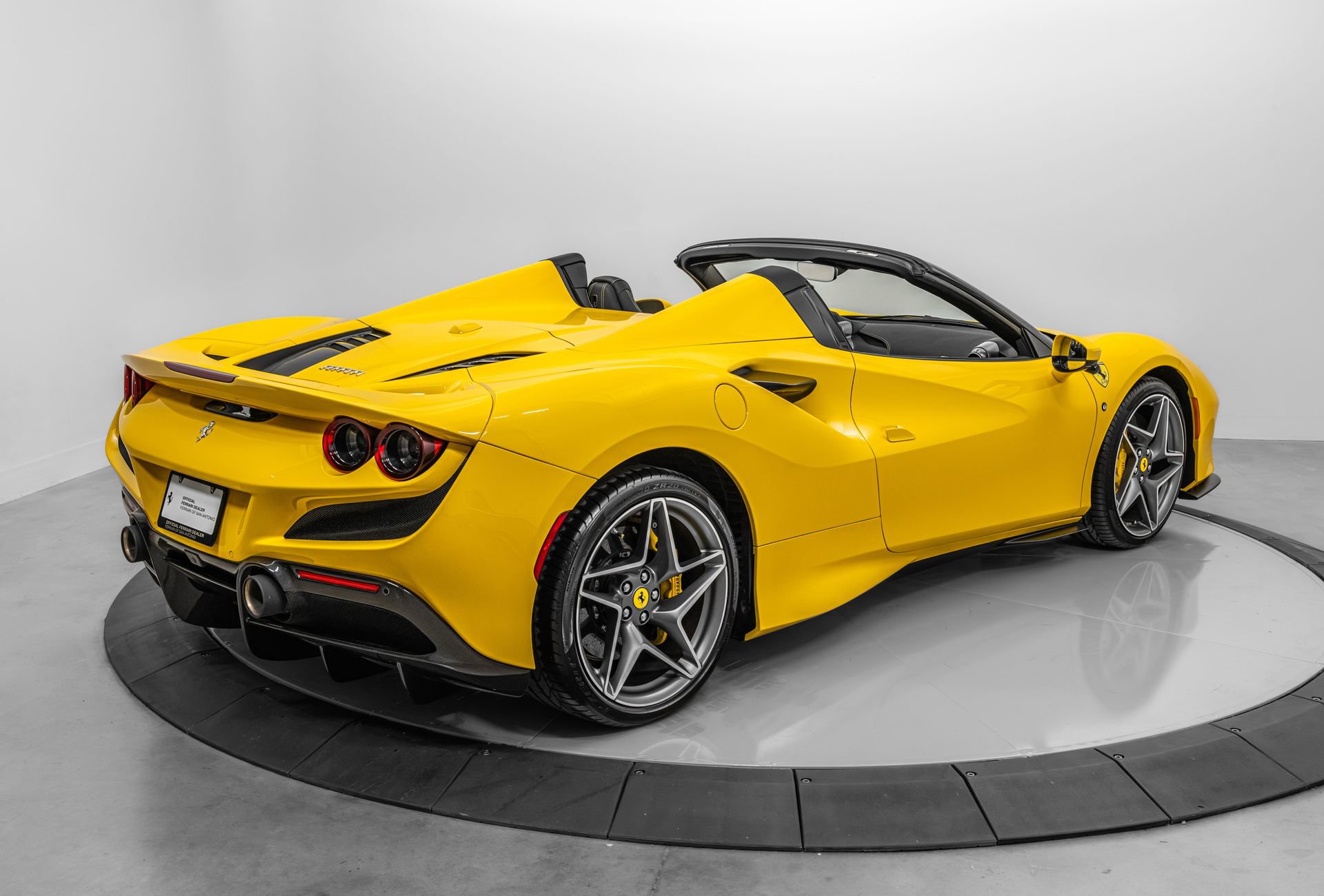 Certified 2022 Ferrari F8 Tributo RWD image 10