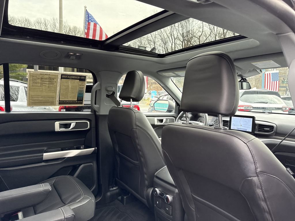 Used 2022 Ford Explorer XLT w/ Equipment Group 202A AWD/4WD image 32