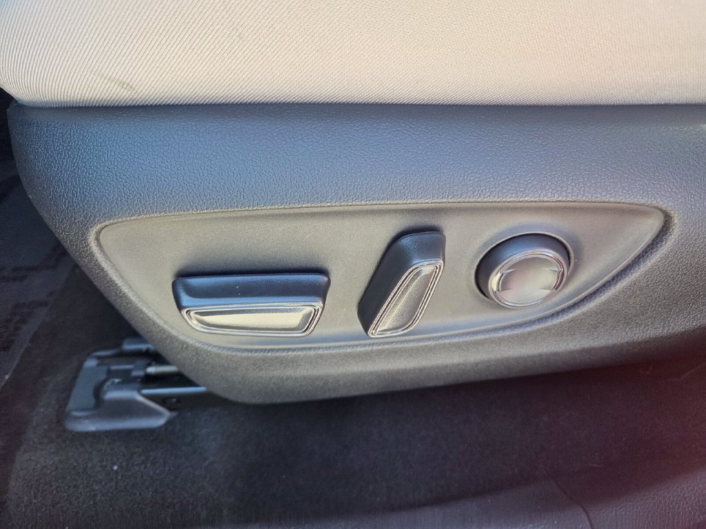 Used 2025 Toyota RAV4 XLE w/ Convenience Package FWD image 5