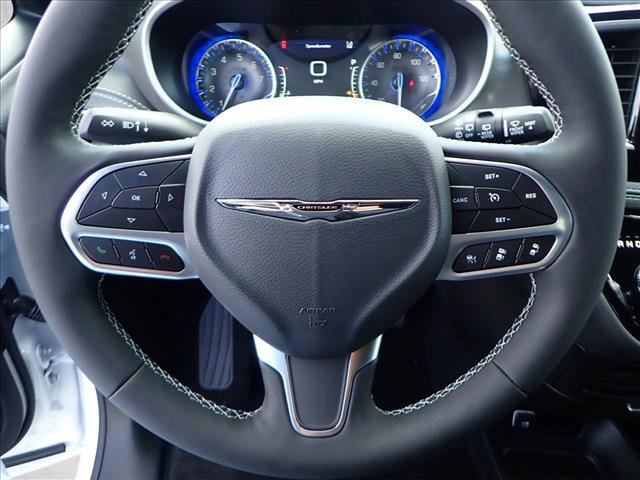 New 2026 Chrysler Pacifica Select AWD/4WD image 16
