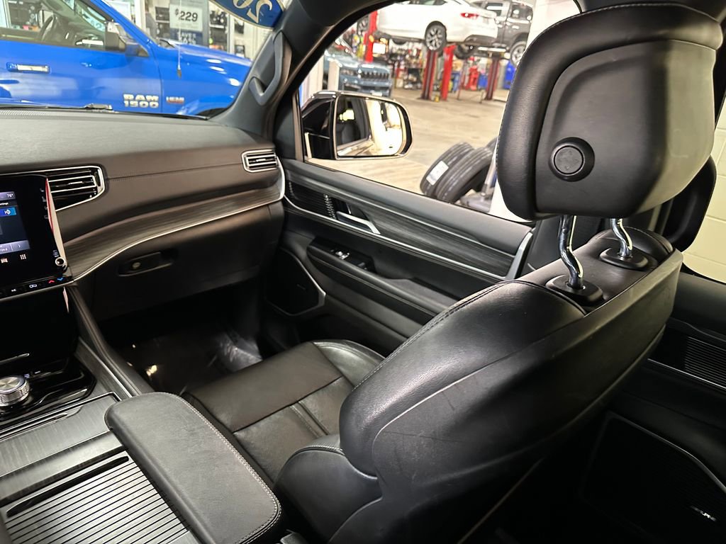 Certified 2024 Jeep Wagoneer Series II w/ Flexible Seating Group AWD/4WD image 13