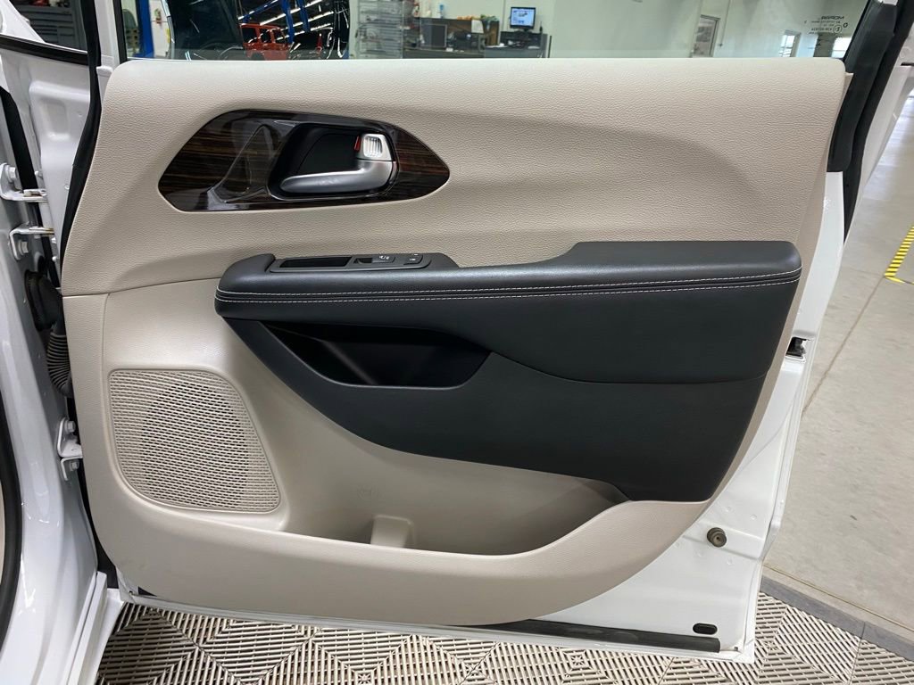 Used 2023 Chrysler Pacifica Limited image 17