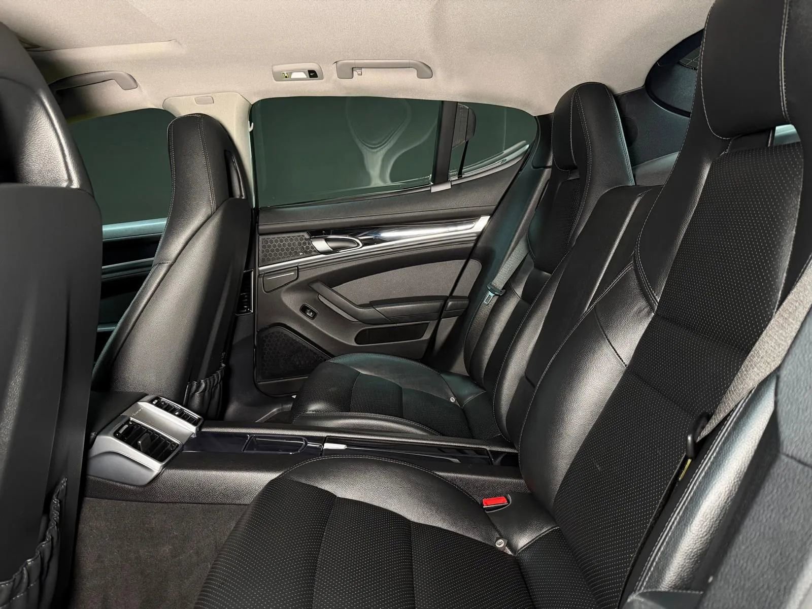 Used 2015 Porsche Panamera 4 AWD/4WD image 26