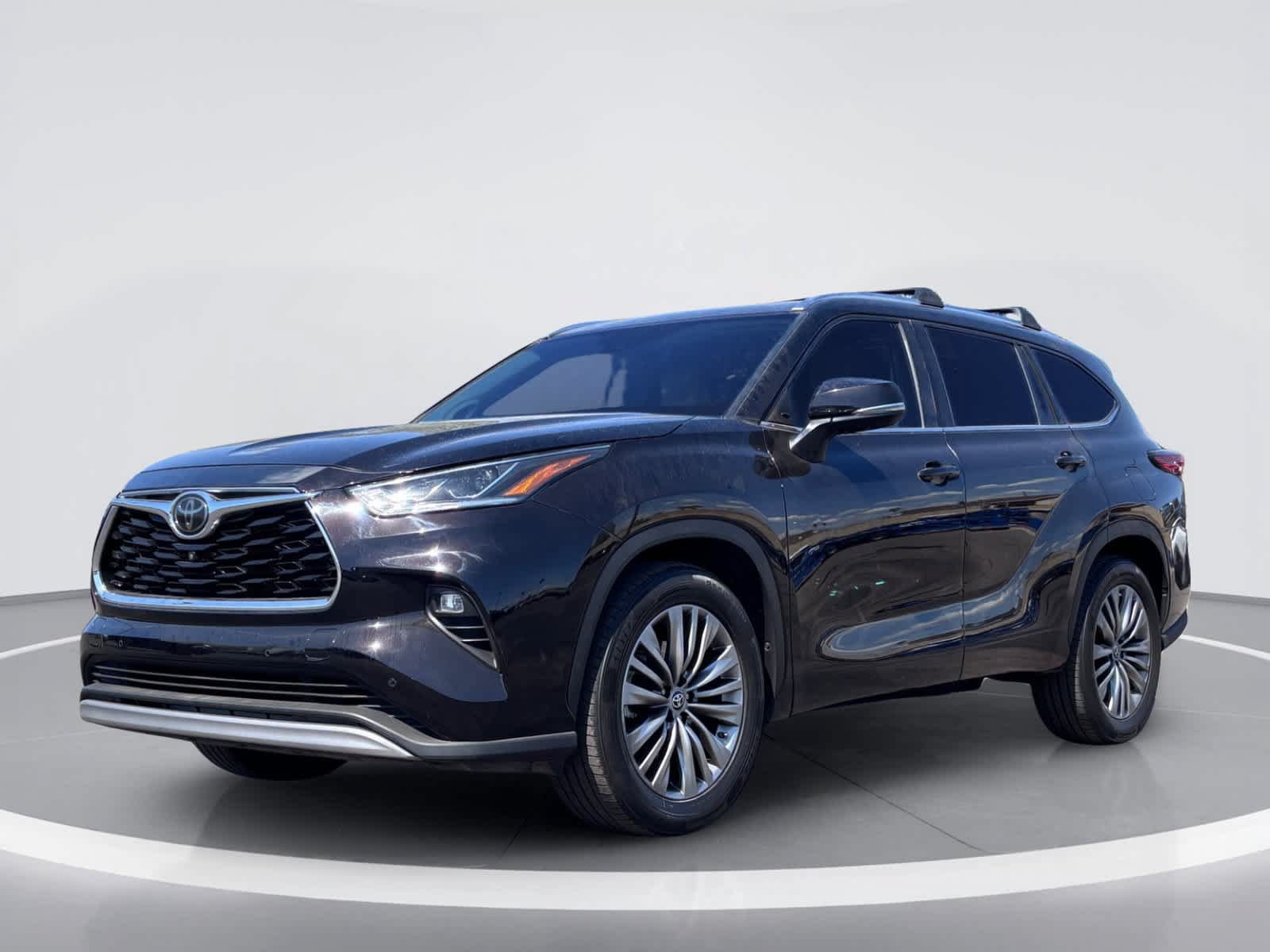 Used 2020 Toyota Highlander Platinum FWD image 2