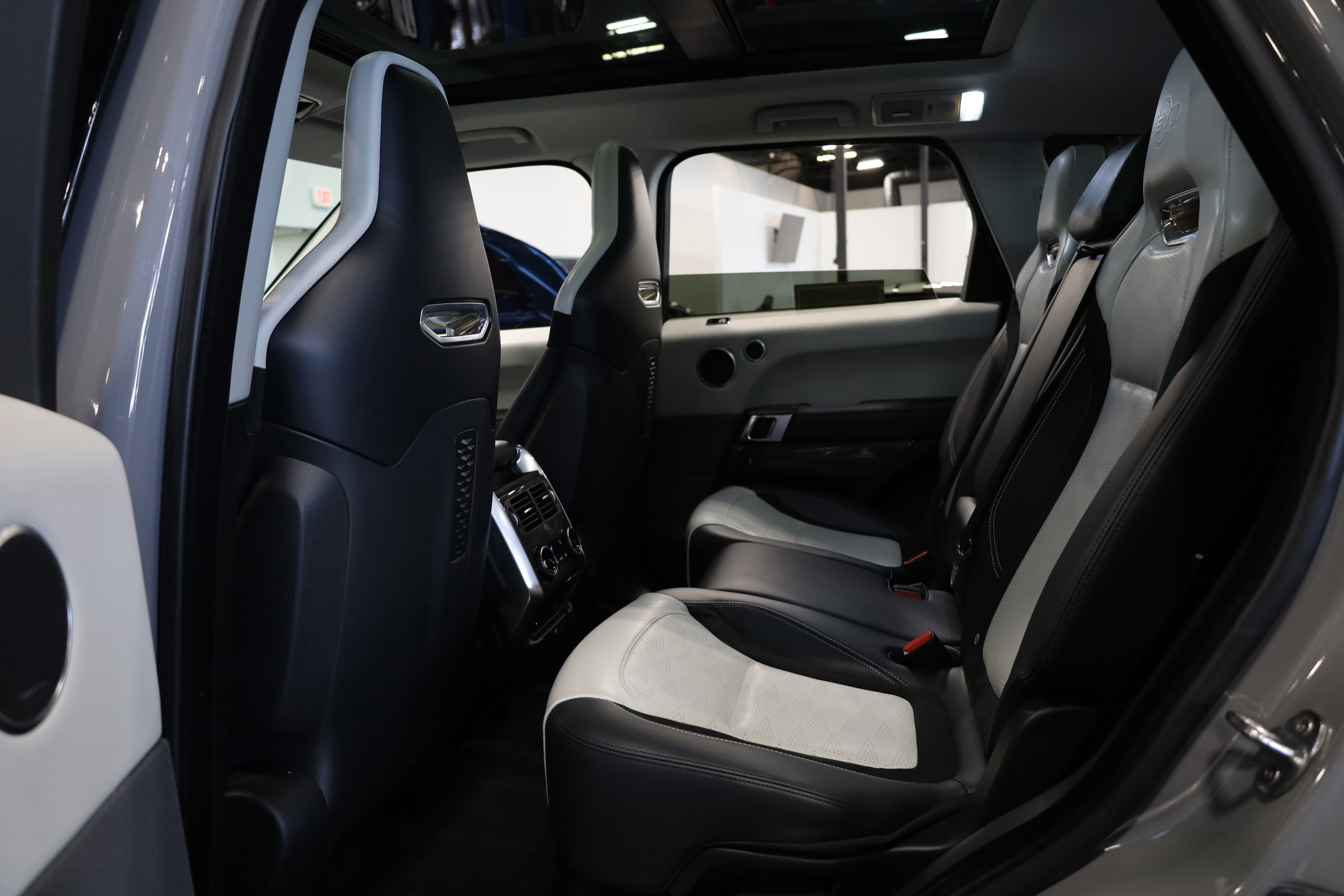 Used 2022 Land Rover Range Rover Sport SVR Carbon Edition image 35