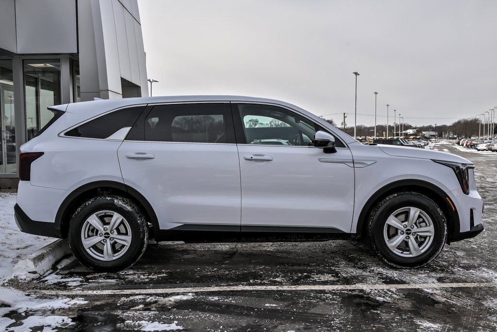Used 2025 Kia Sorento LX image 9