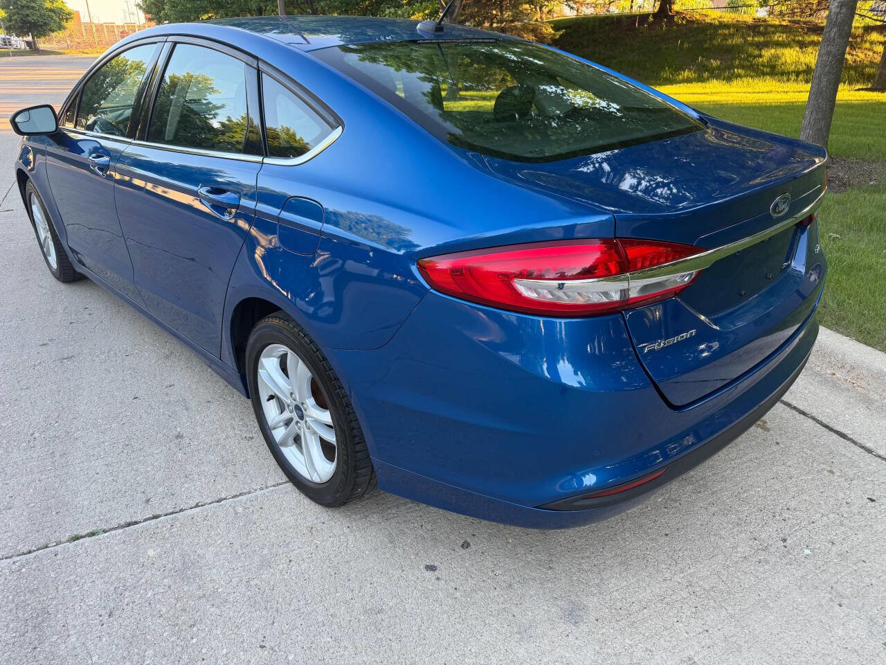 Used 2018 Ford Fusion SE w/ Fusion SE Technology Package FWD image 4