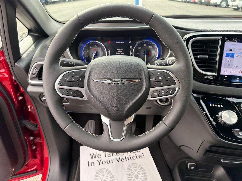 Used 2025 Chrysler Pacifica Select FWD image 14