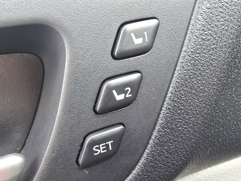 Used 2017 Toyota Highlander Limited image 27