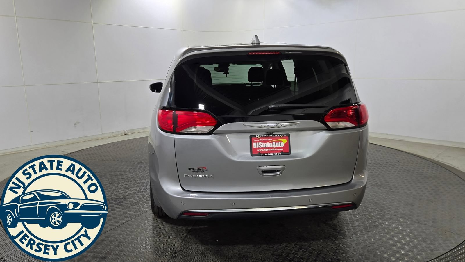 Used 2019 Chrysler Pacifica Touring Plus w/ Tire & Wheel Group FWD image 6
