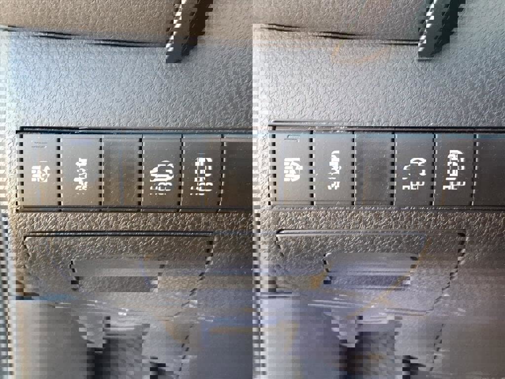 Used 2023 Toyota Camry SE image 18