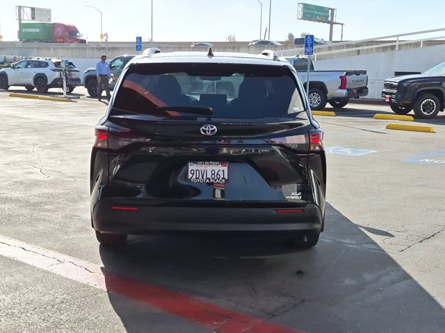 Used 2023 Toyota Sienna XLE FWD image 10