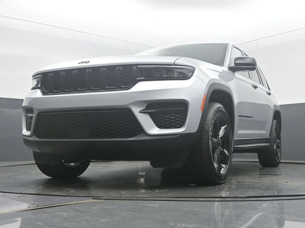 Used 2024 Jeep Grand Cherokee Altitude AWD/4WD image 56