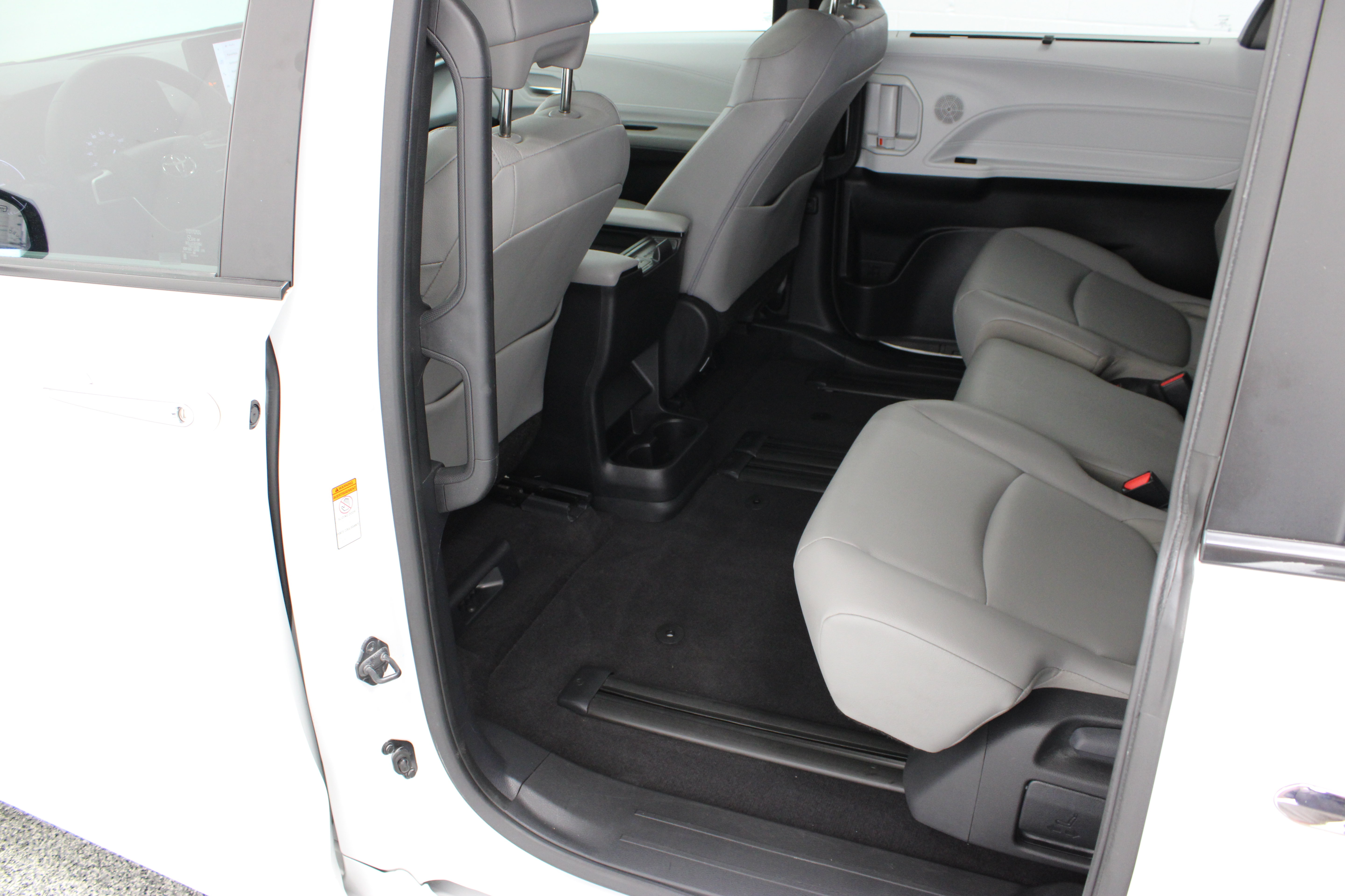 Used 2025 Toyota Sienna XLE FWD image 28
