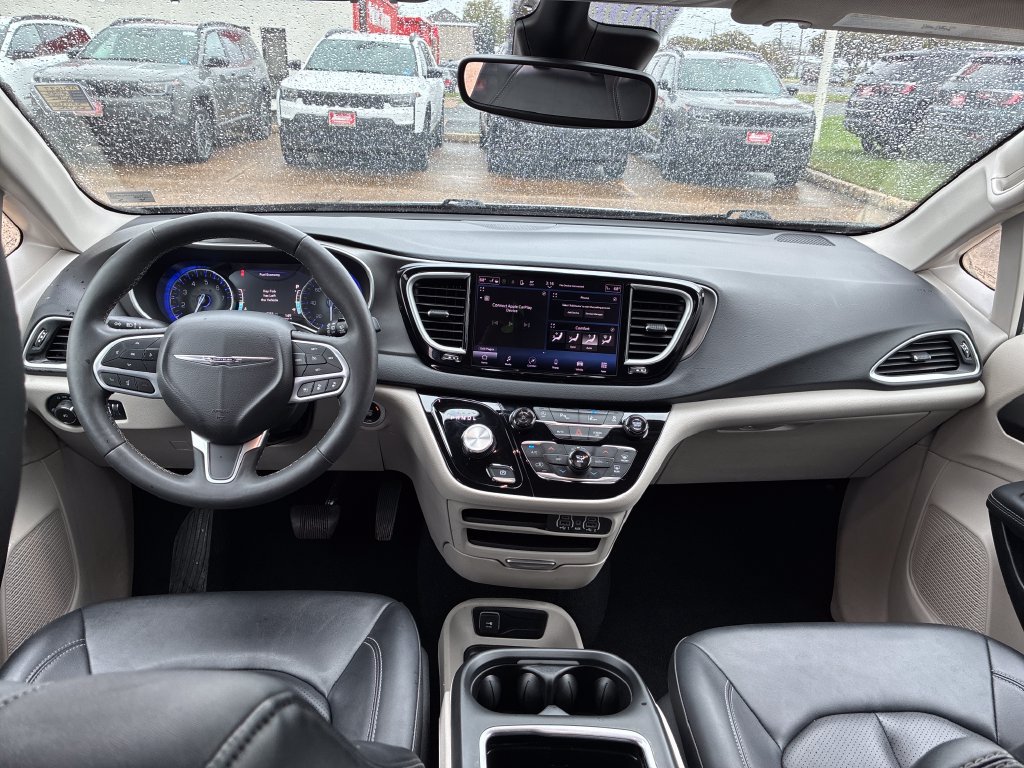 Used 2024 Chrysler Pacifica Touring-L FWD image 13