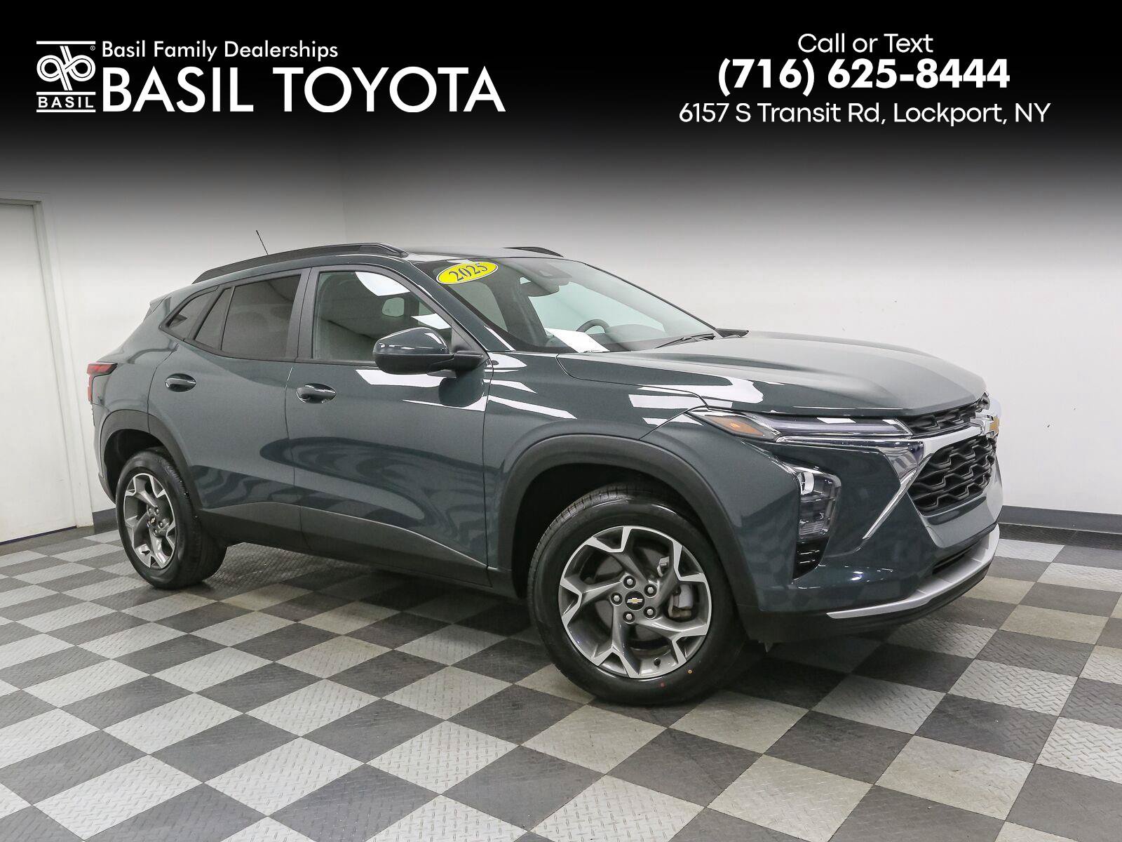 Used 2025 Chevrolet Trax LT FWD image 1