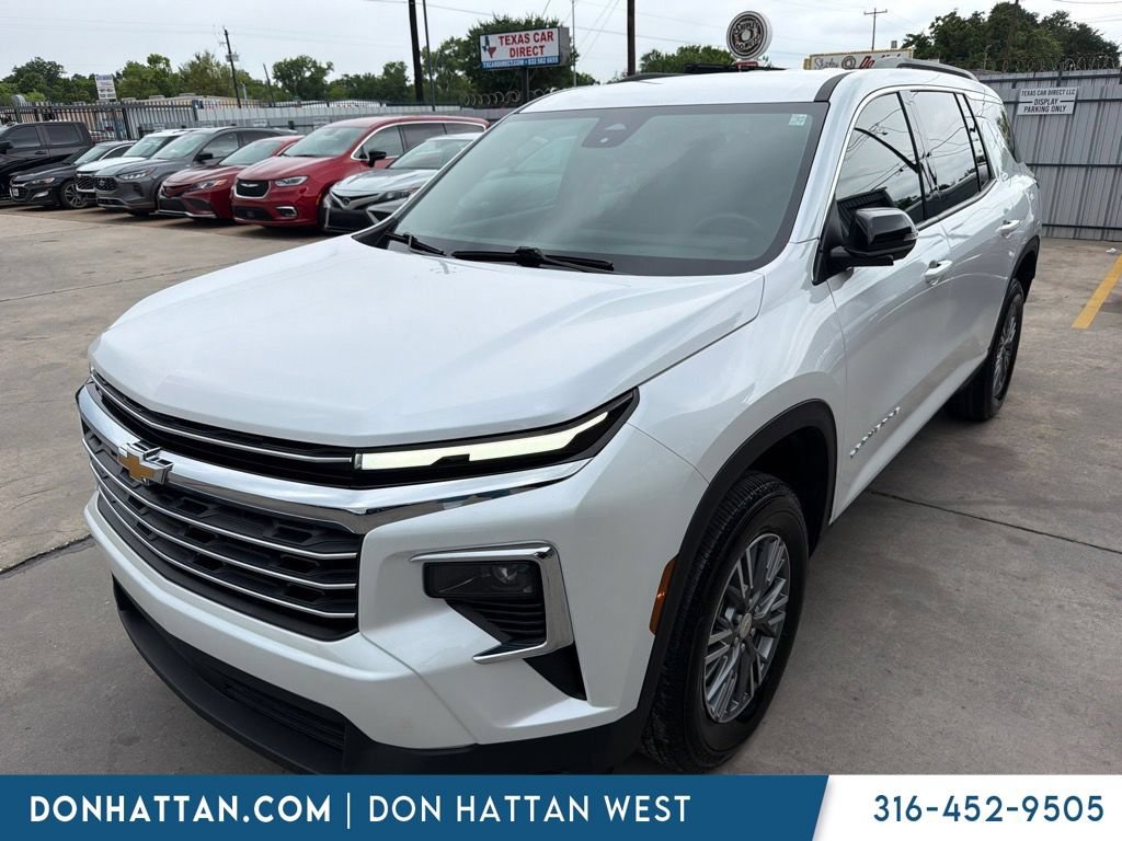 Used 2025 Chevrolet Traverse LT w/ Driver Confidence Package AWD/4WD image 1