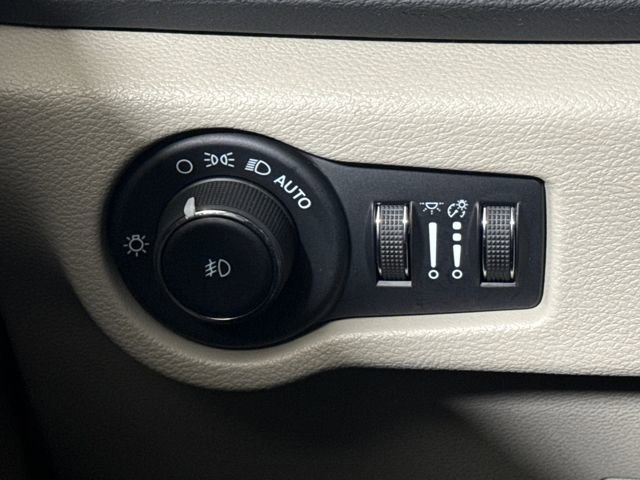 Used 2023 Chrysler Pacifica Touring-L image 35